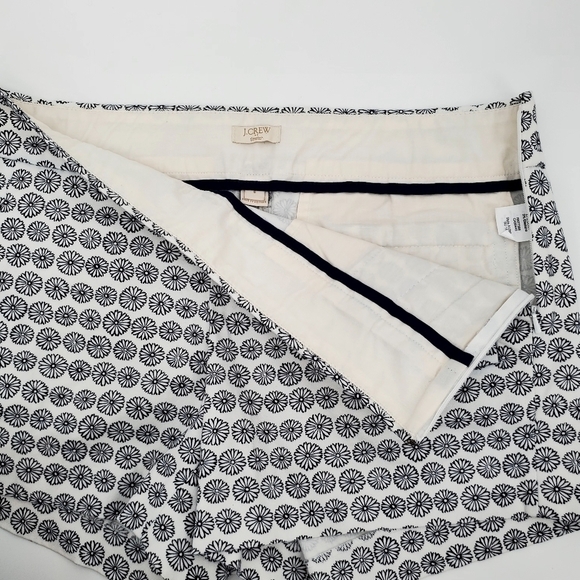 J.Crew Factory Women's Black White Floral Print Casual Stretch Shorts - Picture 4 of 8